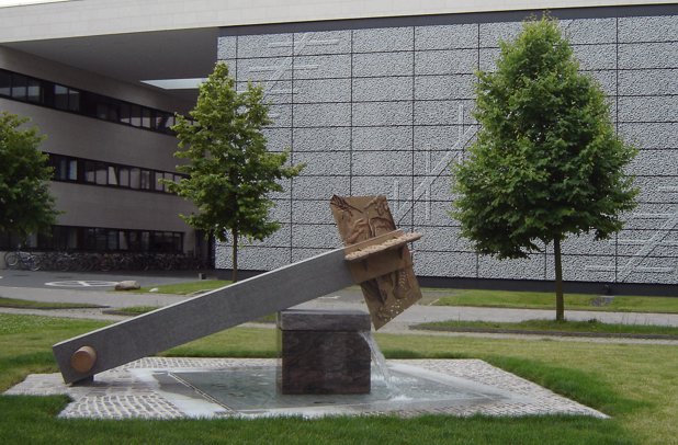 'Schlüssel zum Campus Weinberg' - aufgestellt vor dem Reinraumgebäude des Nanotechnikums Weinberg